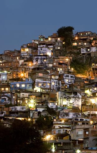 
General view at night: Favela Morro Da Providencia.

Brésil, Rio de Janeiro, août 2008
Issu de la série "Women Are Heroes".
Vue Générale de nuit : Favela Morro Da Providencia.

JR